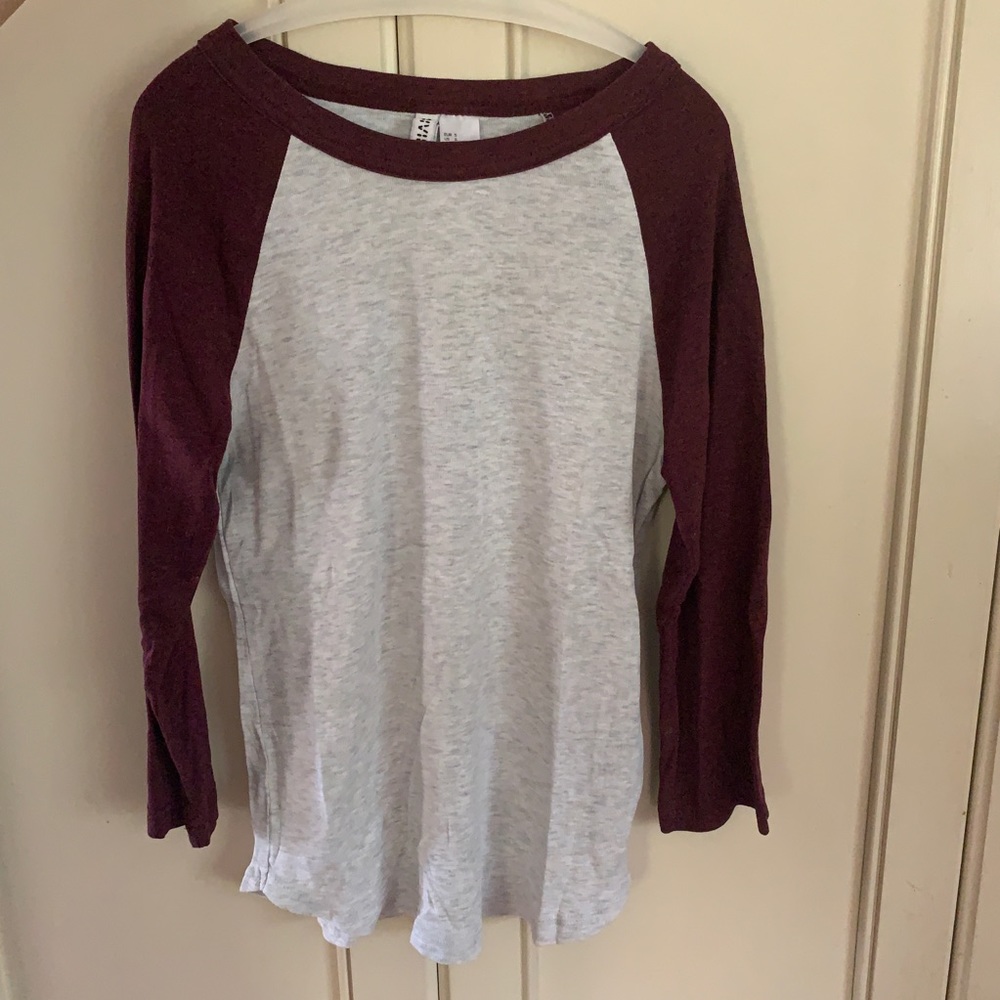 H&M Divided maroon raglan 3/4 sleeve baseball tee
